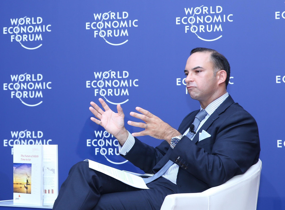 Ông David Wijeratne, Lãnh đạo Trung tâm Thị trường mới nổi của PwC Global - một trong bốn công ty kiểm toán hàng đầu thế giới hiện nay, phát biểu tại Họp báo Tương lai ASEAN - Thời khắc hành động. (Ảnh: Lâm Khánh/TTXVN)