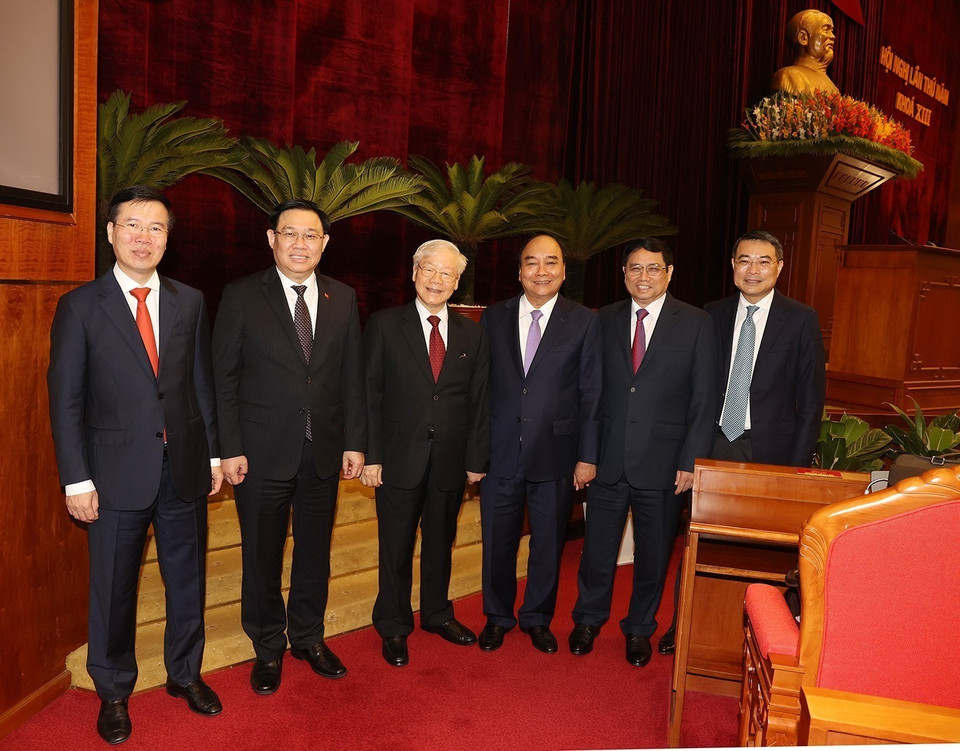 Tổng Bí thư Nguyễn Phú Trọng, Chủ tịch nước Nguyễn Xuân Phúc, Thủ tướng Phạm Minh Chính, Chủ tịch Quốc hội Vương Đình Huệ và Thường trực Ban Bí thư Võ Văn Thưởng cùng các đại biểu dự bế mạc Hội nghị. (Ảnh: Trí Dũng/TTXVN)