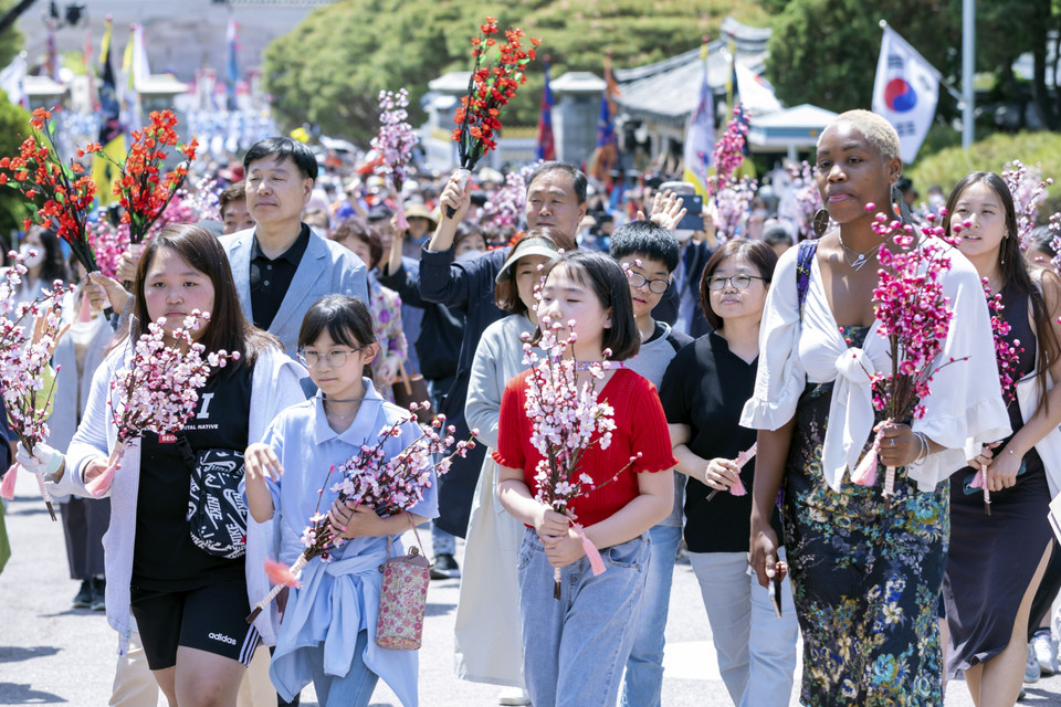 Khuôn viên Nhà Xanh chật kín người tham quan trong ngày đầu tiên mở cửa đón khách. (Ảnh: Anh Nguyên/TTXVN)
