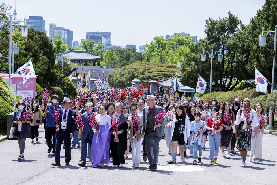 Lượt khách tham quan Nhà Xanh đầu tiên gồm đủ các lứa tuổi và quốc tịch. (Ảnh: Anh Nguyên/TTXVN)