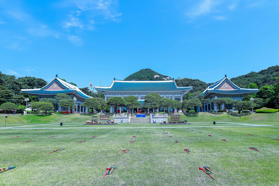 Quang cảnh bên ngoài Nhà Xanh trước thời điểm mở cửa đón khách tham quan. (Ảnh: Anh Nguyên/TTXVN)