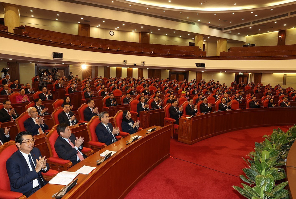 Các lãnh đạo Đảng, Nhà nước và các đại biểu dự bế mạc hội nghị. (Ảnh: Trí Dũng/TTXVN)