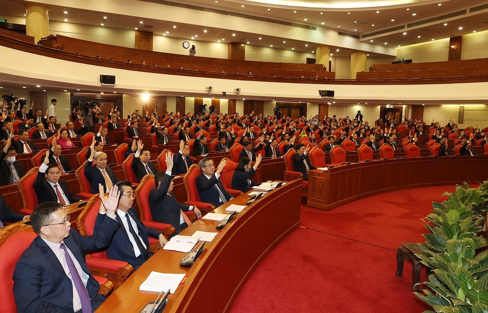 Các lãnh đạo Đảng, Nhà nước và các đại biểu biểu quyết thông qua Nghị quyết Hội nghị. (Ảnh: Trí Dũng/TTXVN)