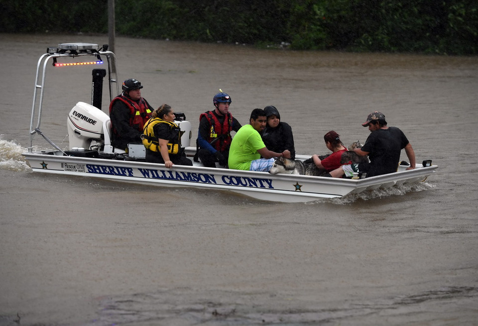 Lực lượng cứu hộ sơ tán người dân ra khỏi vùng ngập lụt do bão. (Nguồn: AFP/TTXVN)