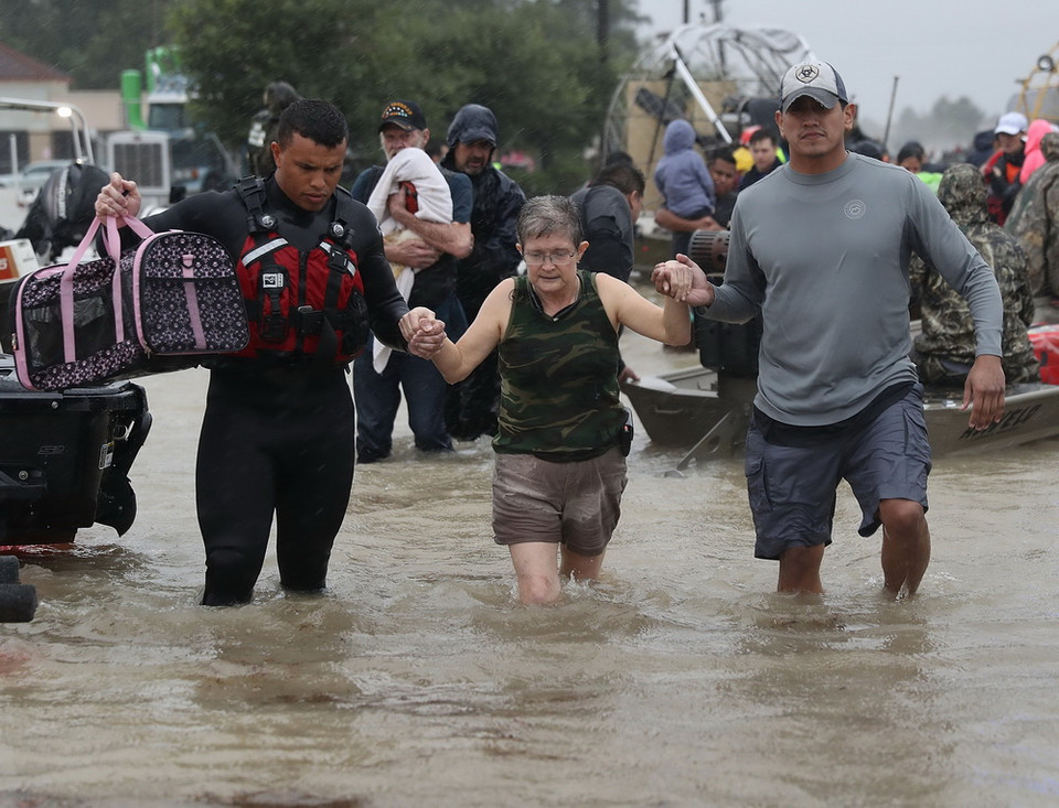 Người dân sơ tán khỏi các khu vực ngập lụt ở Houston, Texas ngày 28/8. (Nguồn: AFP/TTXVN)