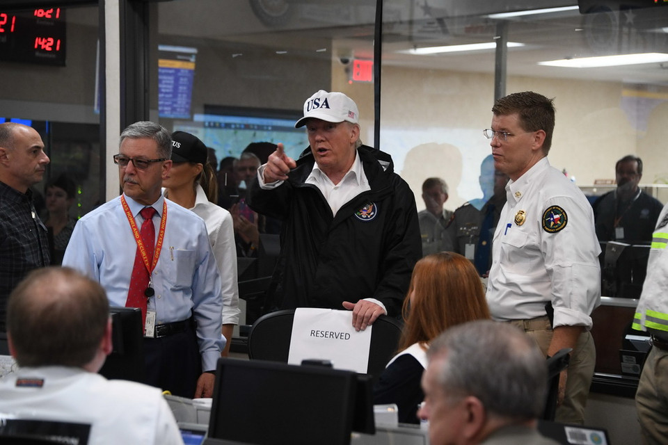 Tổng thống Mỹ Donald Trump (giữa) thăm và làm việc với Trung tâm cứu trợ an toàn công ở Austin, Texas ngày 29/8. (Nguồn: AFP/TTXVN)