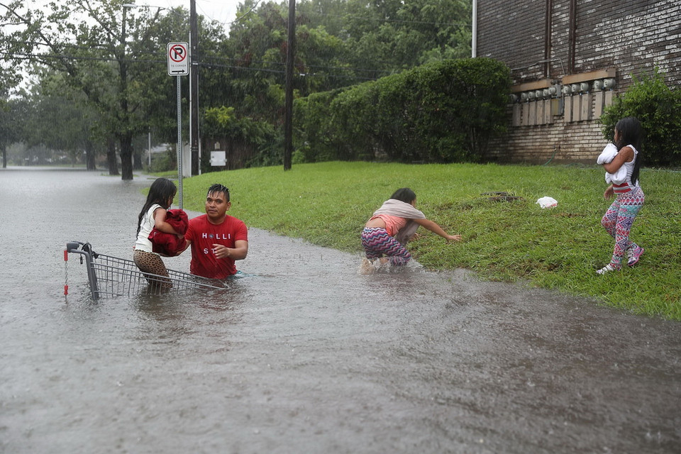 Ngập lụt tại một tuyến phố ở Houston khi bão Harvey đổ bộ. (Nguồn: AFP/TTXVN)