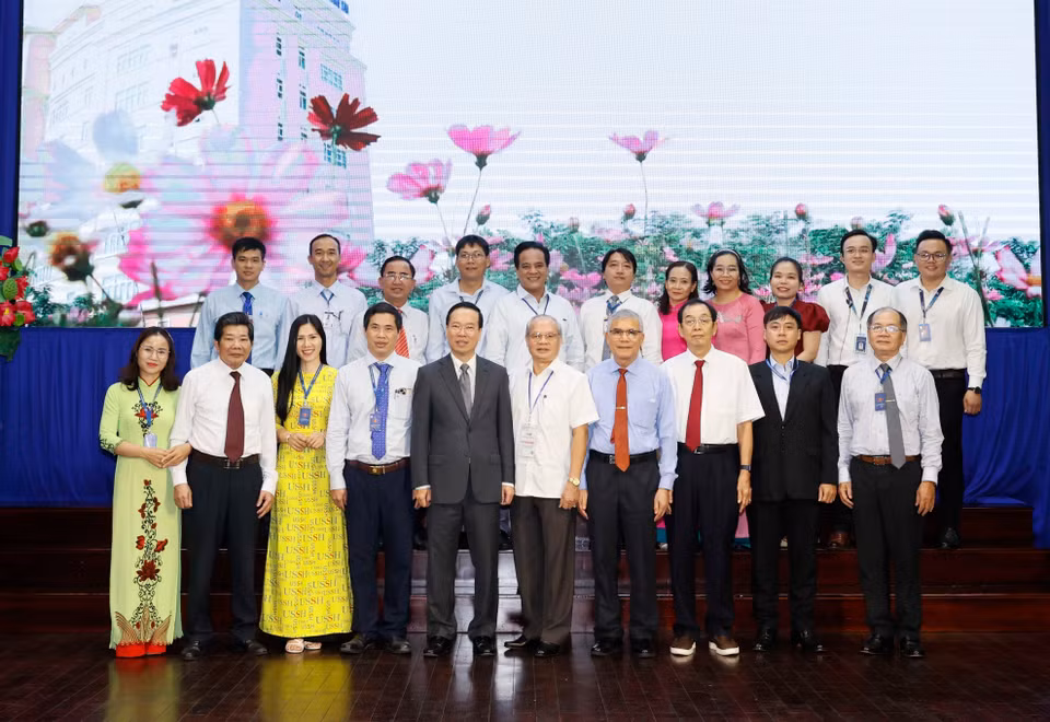 Chủ tịch nước Võ Văn Thưởng với các thầy cô giáo. (Ảnh: Thống Nhất/TTXVN)