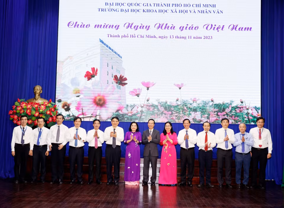 Chủ tịch nước Võ Văn Thưởng với các thầy cô giáo. (Ảnh: Thống Nhất/TTXVN)