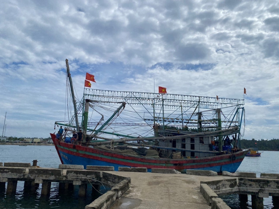 Tàu cá vào cảng Tịnh Kỳ, thành phố Quảng Ngãi tránh trú bão Noru. (Ảnh: Đinh Hương/TTXVN)