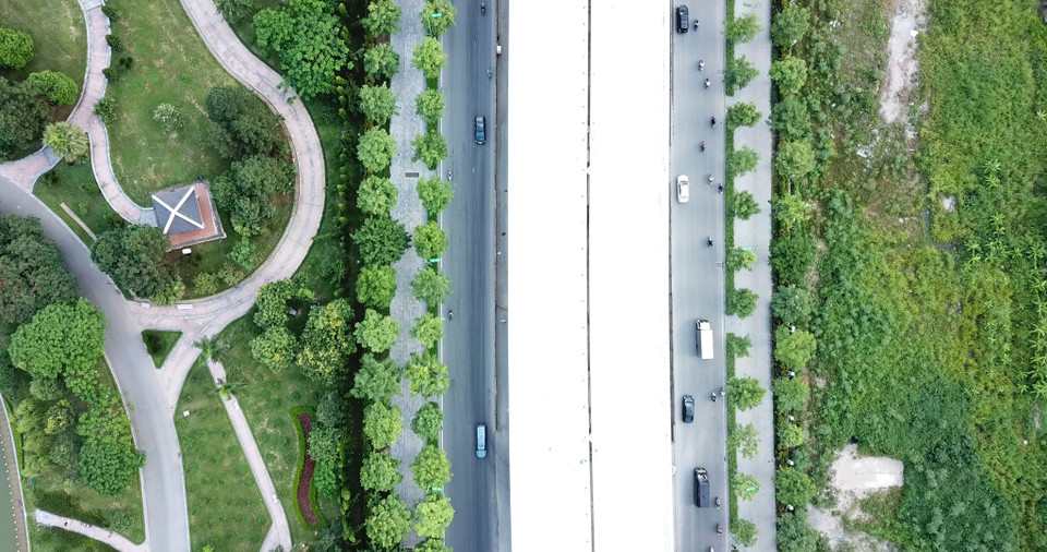 Hiện nay, cây xanh dọc hai bên đường vành đai 3 đã được thay thế hoàn toàn bằng cây giáng hương cho bóng mát, xanh tươi. (Nguồn: Vietnam+)