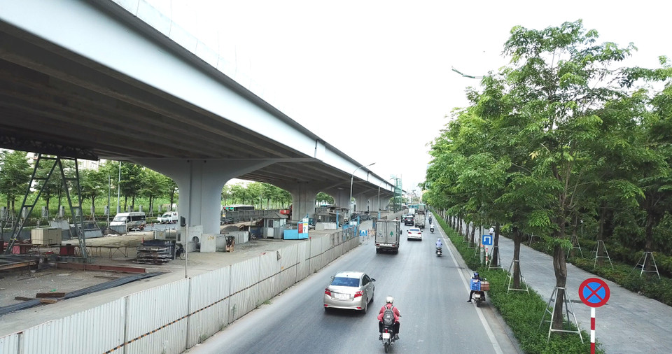 Các hạng mục nền, mặt đường, hào kỹ thuật, hệ thống thoát nước, vỉa hè, cây xanh, cầu đi bộ...đã gần hoàn thành trên toàn tuyến. (Nguồn: Vietnam+)