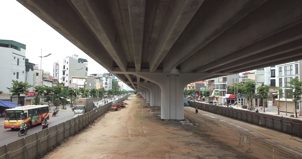 Sau hơn 2 năm thi công, diện mạo của tuyến đường vành đai 3 trên cao đã được hình thành, toàn bộ 113 trụ cầu, các thanh dầm và bản mặt cầu đã được ghép nối liền mạch hết với nhau. (Nguồn: Vietnam+)