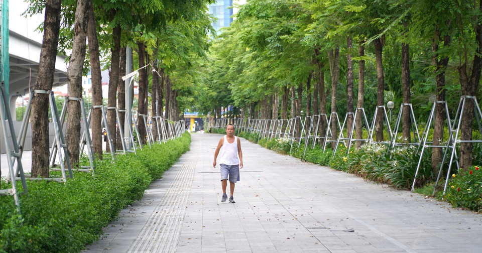 Vỉa hè được lát đá tự nhiên chắc chắn, chỗ rộng nhất lên đến gần 10m, người dân vô tư thoải mái đứng hóng mát, đi xe đạp, đi bộ hay tập thể dục.(Nguồn: Vietnam+)