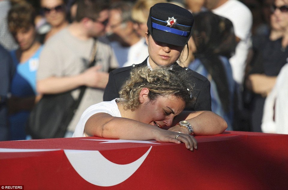 Một thân nhân của sỹ quan Nedip Cengiz Eker bám vào quan tài trong đám tang của anh tại Marmaris sau cuộc đảo chính đêm qua. (Nguồn: DailyMail)