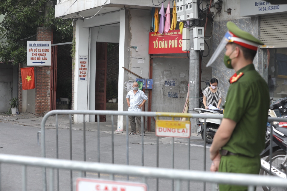 Lực lượng chức năng có mặt tại khu cách ly y tế khu dân cư phường Chương Dương. (Ảnh: Minh Quyết/TTXVN)