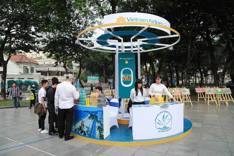 Tham gia sự kiện có Sở Du lịch các tỉnh thành Hà Nội, Hồ Chí Minh, Khánh Hòa, hãng hàng không Vietnam Airlines, Jetstar Pacific và các đối tác chiến lược, đơn vị thành viên của Vietnam Airlines. (Ảnh: VNA)