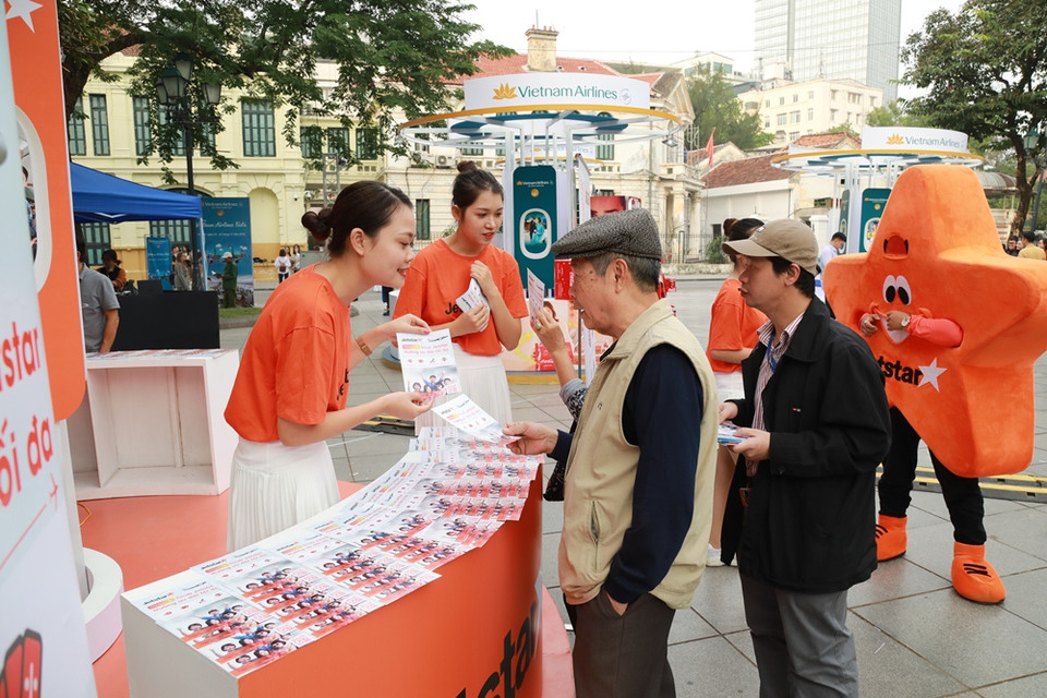 Là hãng hàng không giá rẻ đầu tiên tại Việt Nam, Jetstar Pacific thể hiện nỗ lực đưa hình ảnh của hãng tới gần hơn người dân thông qua các ưu đãi và phần quà hấp dẫn tại sự kiện. (Ảnh: VNA)