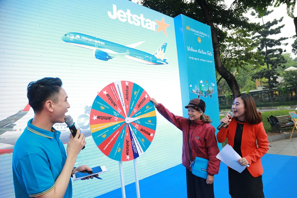 Chương trình quay thưởng là điểm nhấn nhận được sự hưởng ứng đông đảo từ khách tham quan. (Ảnh: VNA)