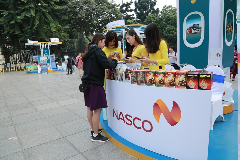 Đến với “Vietnam Airlines Festa”, Công ty Cổ phần Dịch vụ Hàng không sân bay Nội Bài-NASCO dành tặng 100 voucher sử dụng các sản phẩm của NASCO tại sân bay. (Ảnh: VNA)