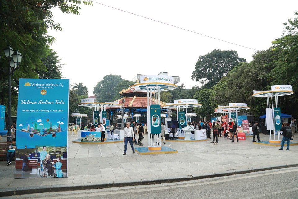 Với địa điểm lý tưởng tại Vườn hoa Lý Thái Tổ thuộc tuyến phố đi bộ Hồ Gươm, "Vietnam Airlines Festa" là điểm đến hấp dẫn dành cho người dân thủ đô trong dịp cuối tuần này. (Ảnh: VNA)