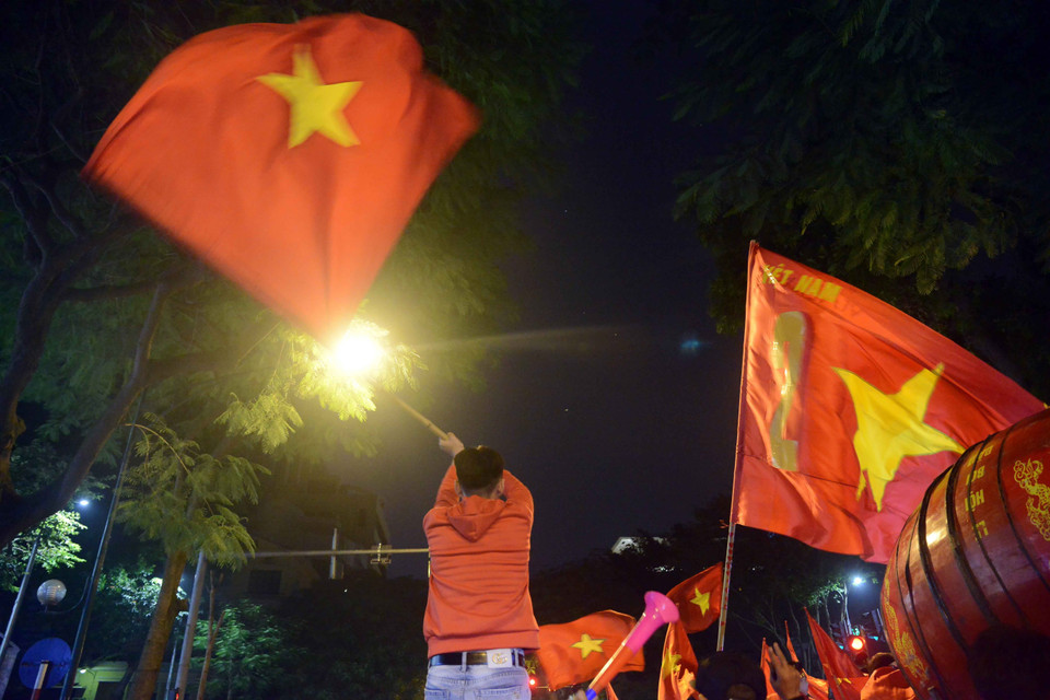 Người dân Hà Nội xuống đường mừng Việt Nam vô địch AFF Cup. (Ảnh: TTXVN)