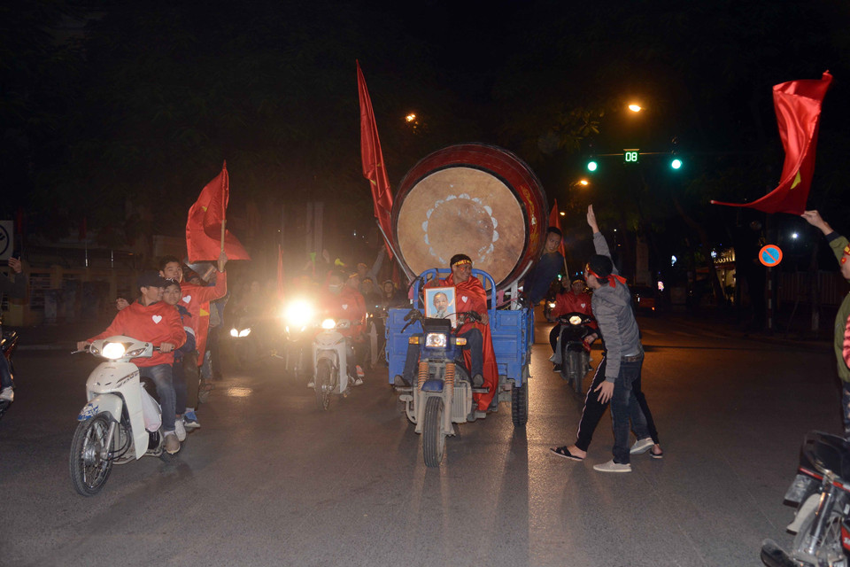 Người dân Hà Nội xuống đường mừng Việt Nam vô địch AFF Cup. (Ảnh: TTXVN)