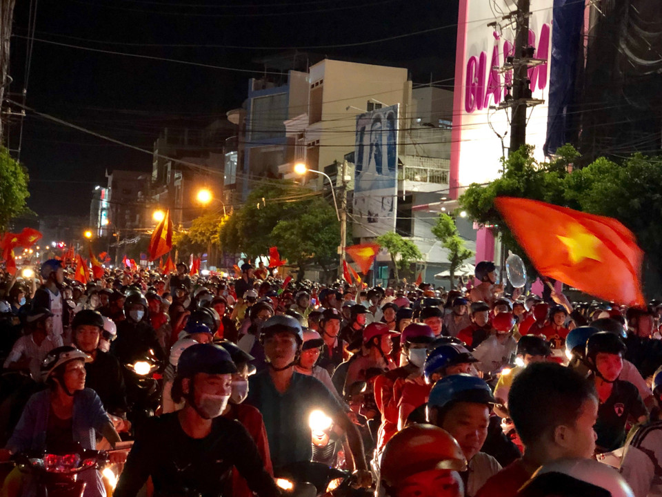 Người dân Hà Nội xuống đường mừng Việt Nam vô địch AFF Cup. (Ảnh: TTXVN)