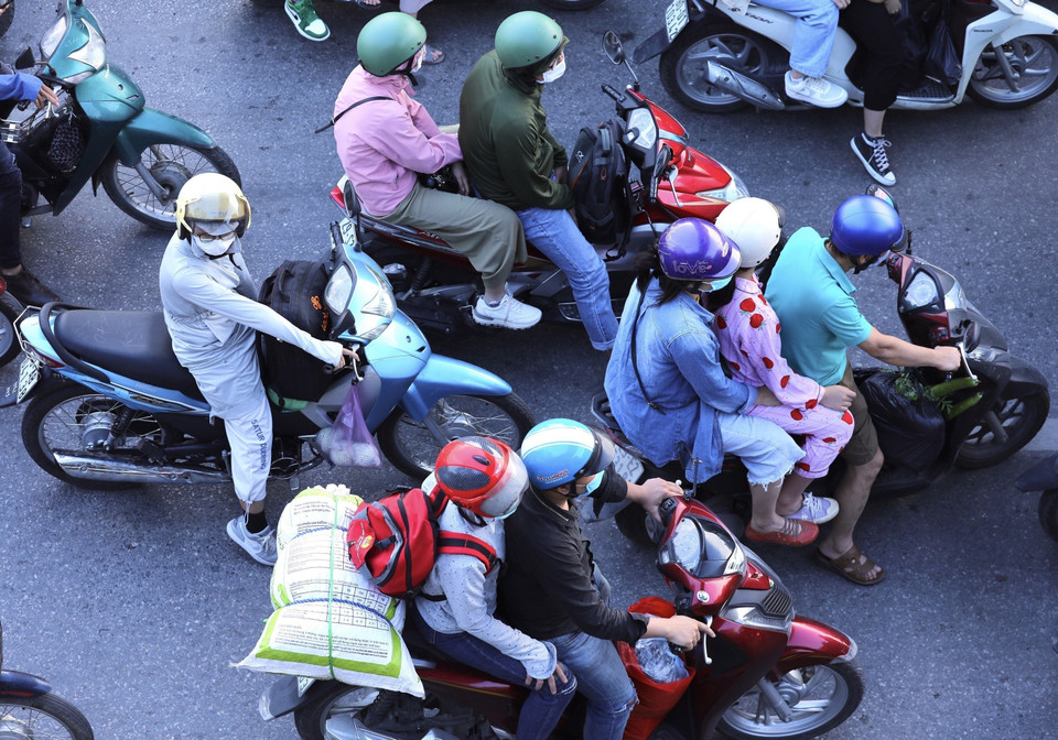 Người dân từ hướng quốc lộ 1A di chuyển vào thành phố Hà Nội. (Ảnh: Hoàng Hiếu/TTXVN)