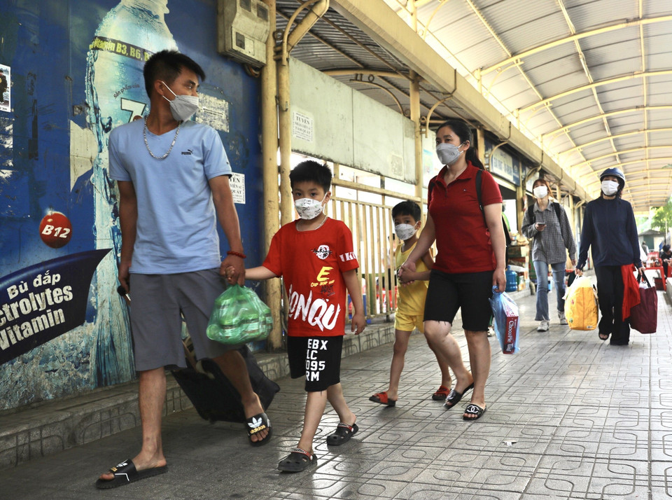 Hành khách từ các tỉnh phía Bắc quay lại Hà Nội tại Bến xe Mỹ Đình chiều 2/5. (Ảnh: Hoàng Hiếu/TTXVN)