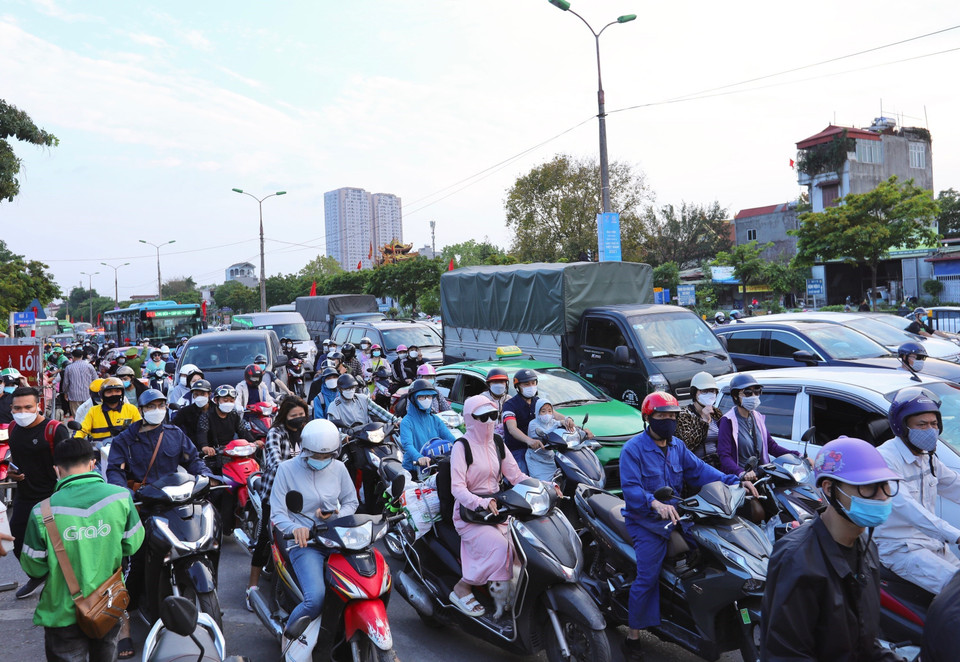 Lúc 17 giờ 30 phút chiều 2/5, dòng người và phương tiện quay lại Hà Nội tăng đột biến gây ra ùn tắc cục bộ tại cửa ngõ phía Nam. (Ảnh: Hoàng Hiếu/TTXVN)