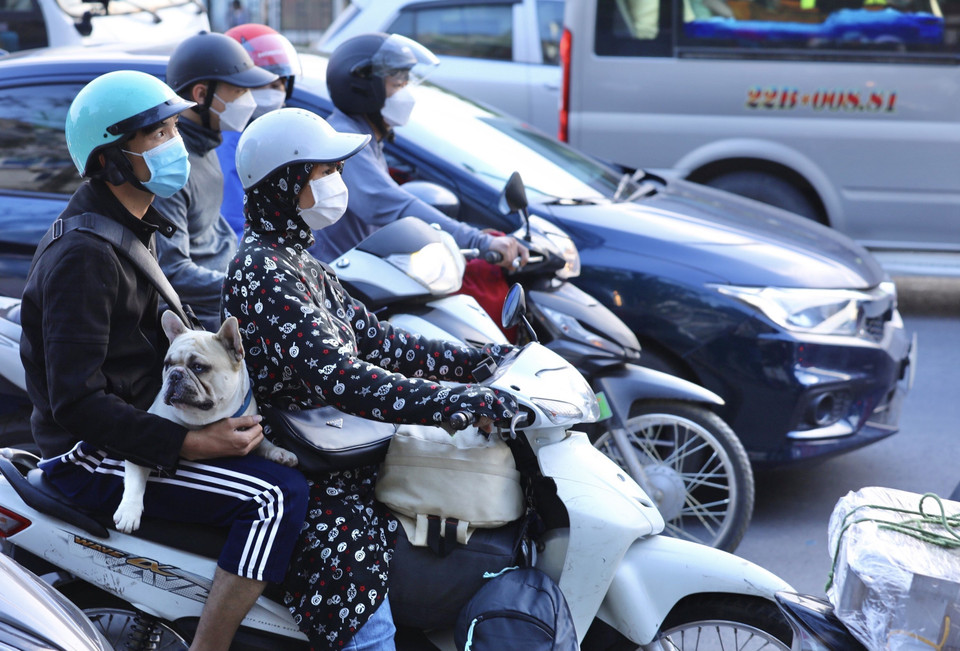 Người dân quay lại Hà Nội chiều 2/5. (Ảnh: Hoàng Hiếu/TTXVN)