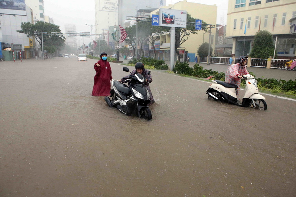 Giao thông đi lại khó khăn do mưa lớn gây ngập đường tại Đà Nẵng. (Ảnh: Trần Lê Lâm/TTXVN)