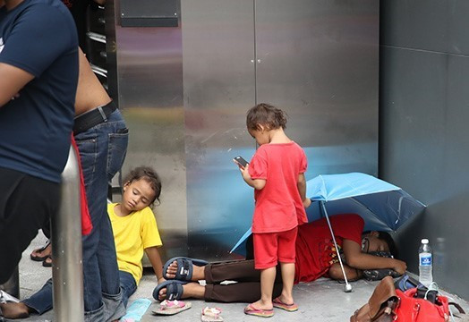 Trẻ nhỏ cũng bị cuốn vào cơn sốt vé của người lớn.(Ảnh: Hoàng Linh/TTXVN)