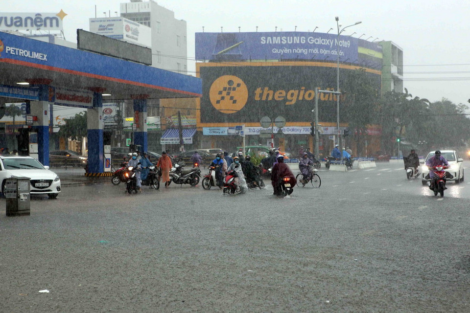  Giao thông đi lại khó khăn do mưa lớn gây ngập đường tại Đà Nẵng. (Ảnh: Trần Lê Lâm/TTXVN)