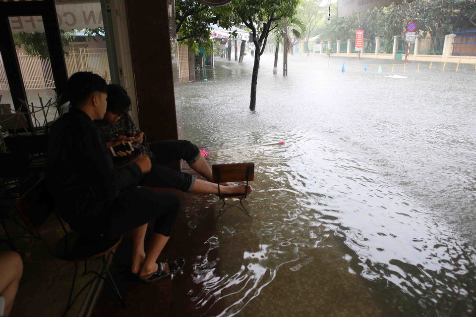 Nước ngập tràn vào nhà dân tại khu dân cư đường Hà Huy Tập (Đà Nẵng). (Ảnh: Trần Lê Lâm/TTXVN)