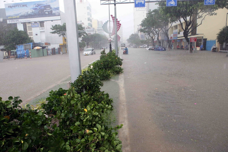 Mưa lớn gây ngập đường Nguyễn Văn Linh tại Đà Nẵng. (Ảnh: Trần Lê Lâm/TTXVN)