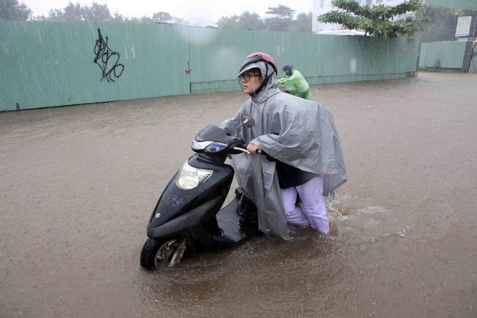 Giao thông đi lại khó khăn do mưa lớn gây ngập đường tại Đà Nẵng. (Ảnh: Trần Lê Lâm/TTXVN)