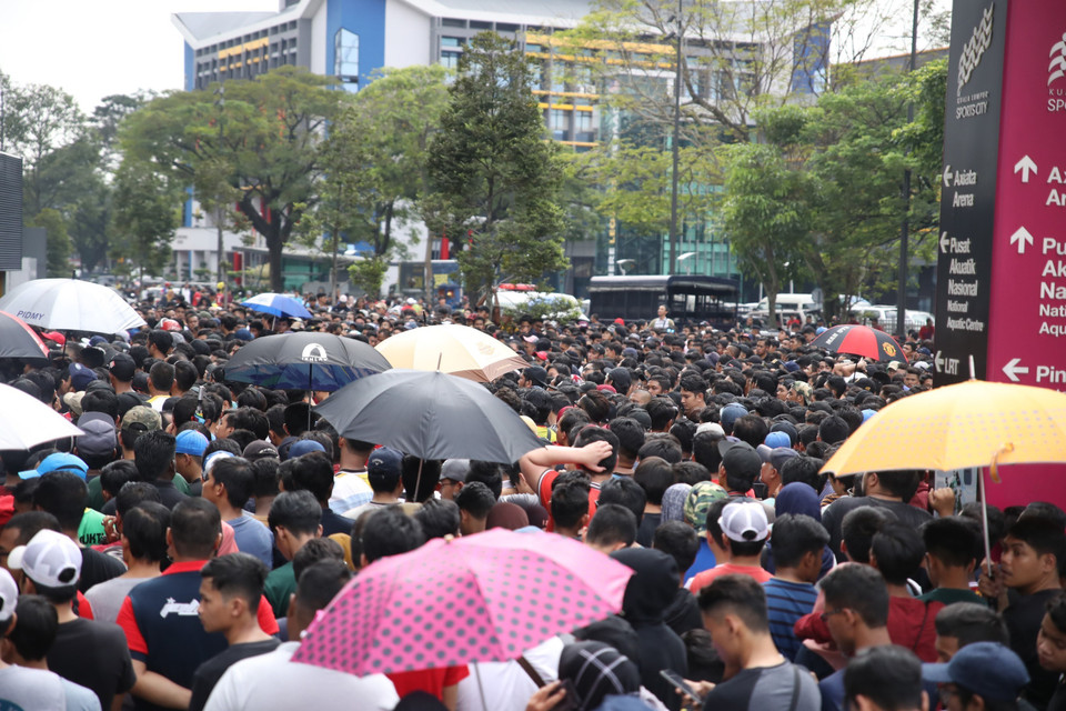 Hàng nghìn cổ động viên xếp hàng bên ngoài sân Bukit Jalil (Kuala Lumpur) để mua vé xem trận đấu chung kết lượt đi Malaysia-Việt Nam. (Ảnh: Hoàng Linh/TTXVN)