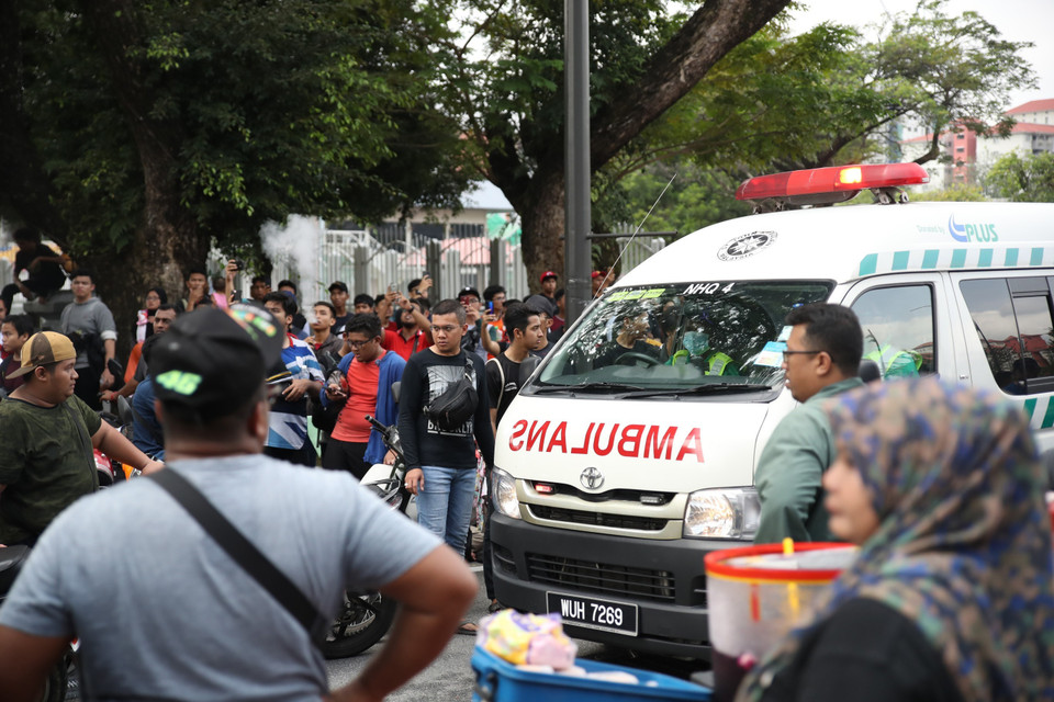 Xe cứu thương đến hiện trường để chăm sóc sức khỏe cho những người bị kiệt sức hoặc ngất xỉu. (Ảnh: Hoàng Linh/TTXVN)