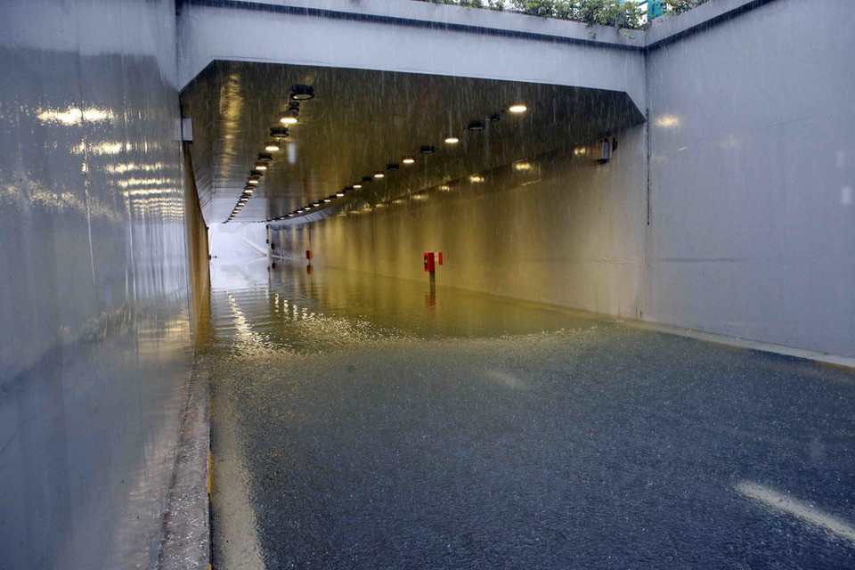 Hầm chui Điện Biên Phủ bị ngập trong nước, không lưu thông được. (Ảnh: Trần Lê Lâm/TTXVN)