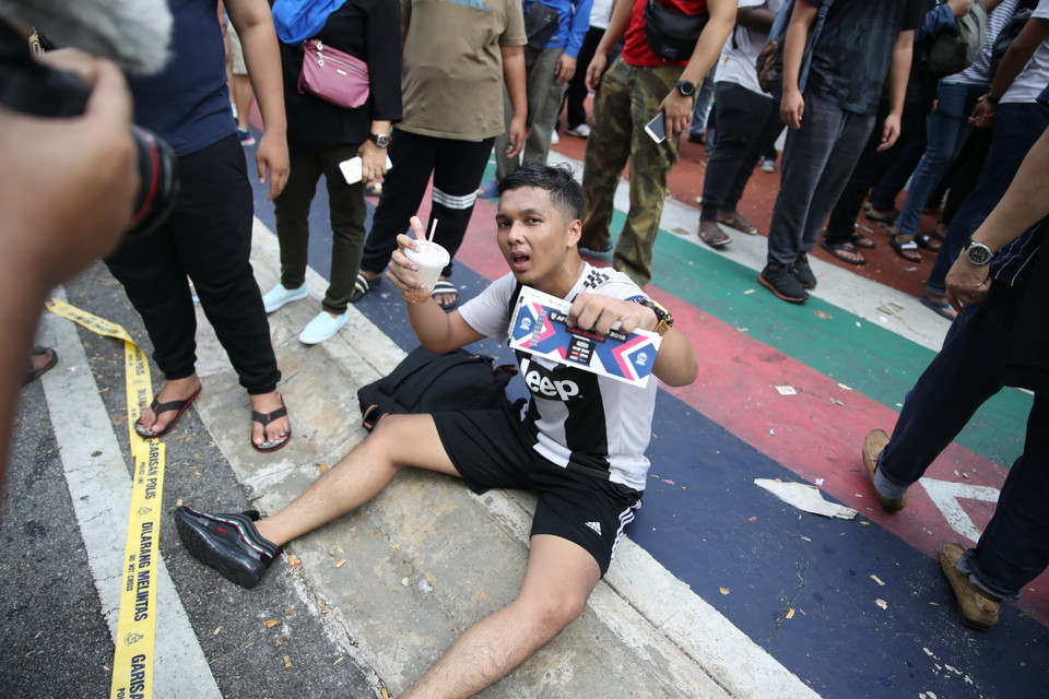 Dù rất mệt mỏi, nhưng cổ động viên chắc không lấy đó làm vấn đề khi đã có được tấm vé xem trận bóng. (Ảnh: Hoàng Linh/TTXVN)