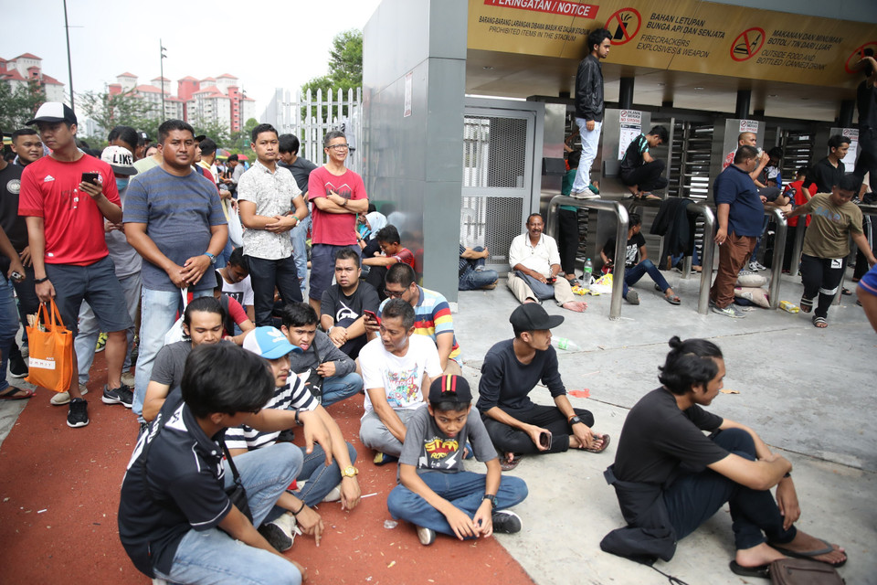 Cảnh vạ vật của các cổ động viên bên ngoài sân Bukit Jalil (Kuala Lumpur) để chờ mua vé xem trận đấu chung kết lượt đi Malaysia-Việt Nam.(Ảnh: Hoàng Linh/TTXVN)