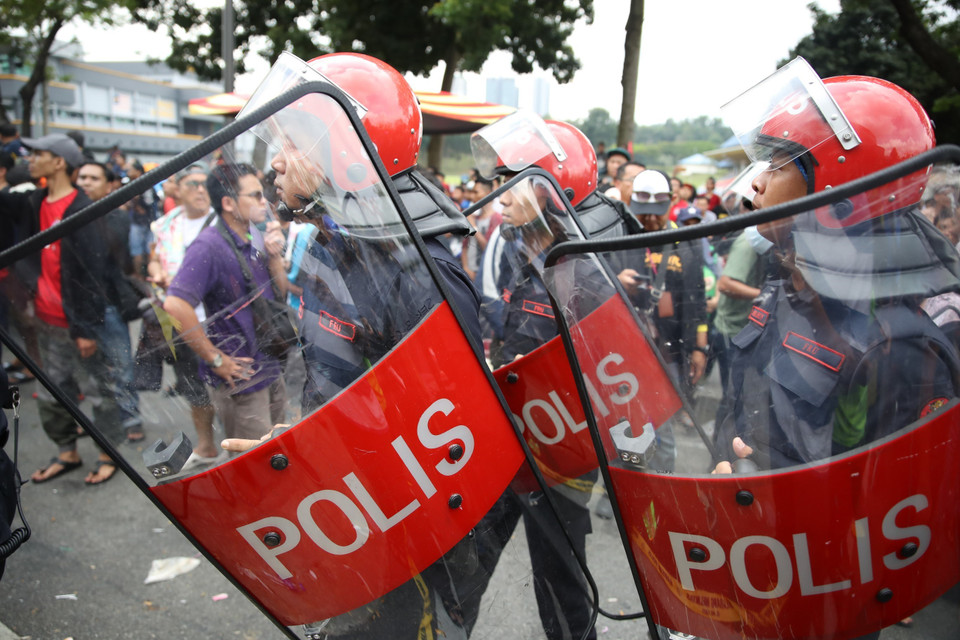 Lực lượng an ninh được triển khai để vãn hồi trật tự. (Ảnh: Hoàng Linh/TTXVN)