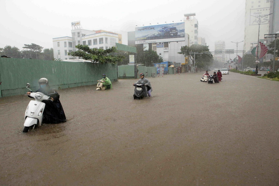 Mưa lớn gây ngập đường Nguyễn Văn Linh tại Đà Nẵng. (Ảnh: Trần Lê Lâm/TTXVN)