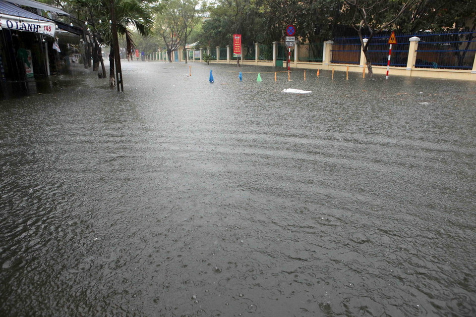 Mưa ngập trắng trên tuyến đường Hà Huy Tập (Đà Nẵng). (Ảnh: Trần Lê Lâm/TTXVN)