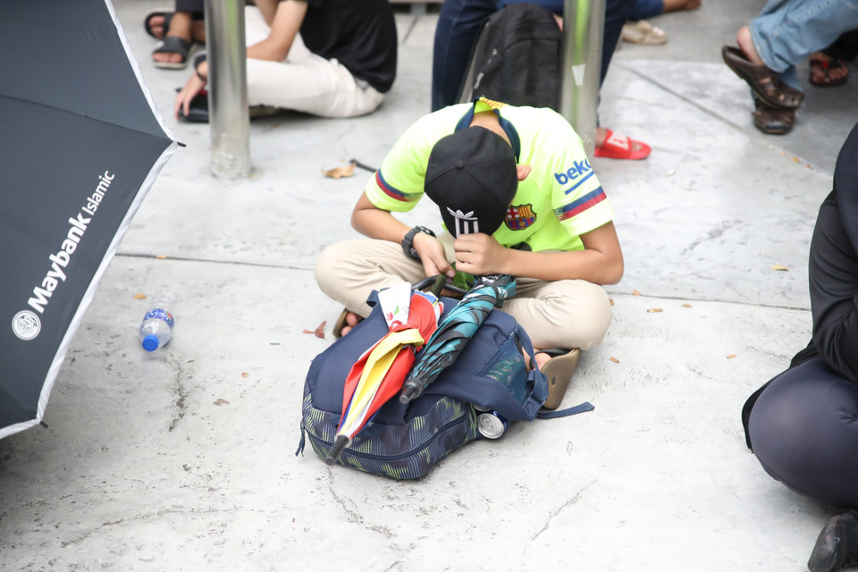 Cảnh vạ vật của CĐV bên ngoài sân Bukit Jalil (Kuala Lumpur) để chờ mua vé. (Ảnh: Hoàng Linh/TTXVN)