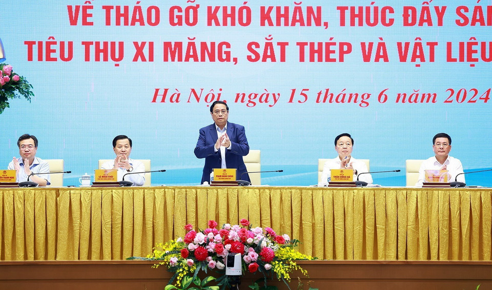 Thủ tướng Phạm Minh Chính chủ trì hội nghị tháo gỡ khó khăn, thúc đẩy sản xuất, tiêu thụximăng, sắt thép và vật liệu xây dựng. (Ảnh: Dương Giang/TTXVN)