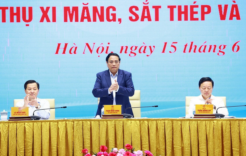 Thủ tướng Phạm Minh Chính chủ trì hội nghị tháo gỡ khó khăn, thúc đẩy sản xuất, tiêu thụ ximăng, sắt thép và vật liệu xây dựng. (Ảnh: Dương Giang/TTXVN)