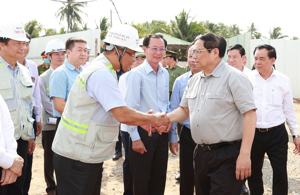 Thủ tướng Phạm Minh Chính với công nhân xây dựng cầu Rạch Miễu 2. (Ảnh: Dương Giang/TTXVN)